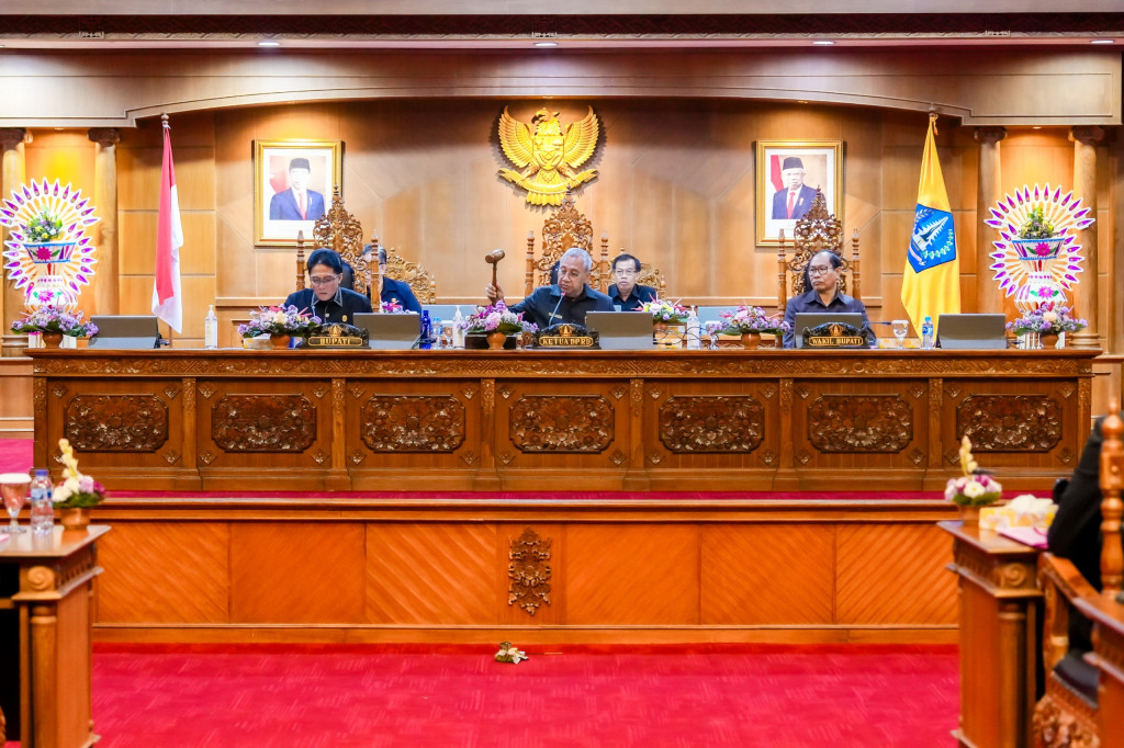 Bupati Giri Prasta Sampaikan Penjelasan Ranperda Dalam Rapat Paripurna DPRD